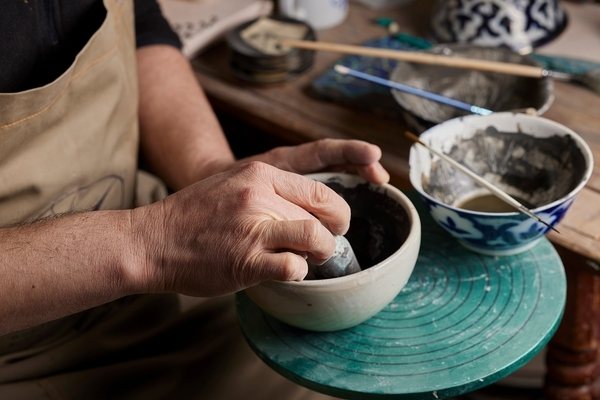 Hands painting ceramics